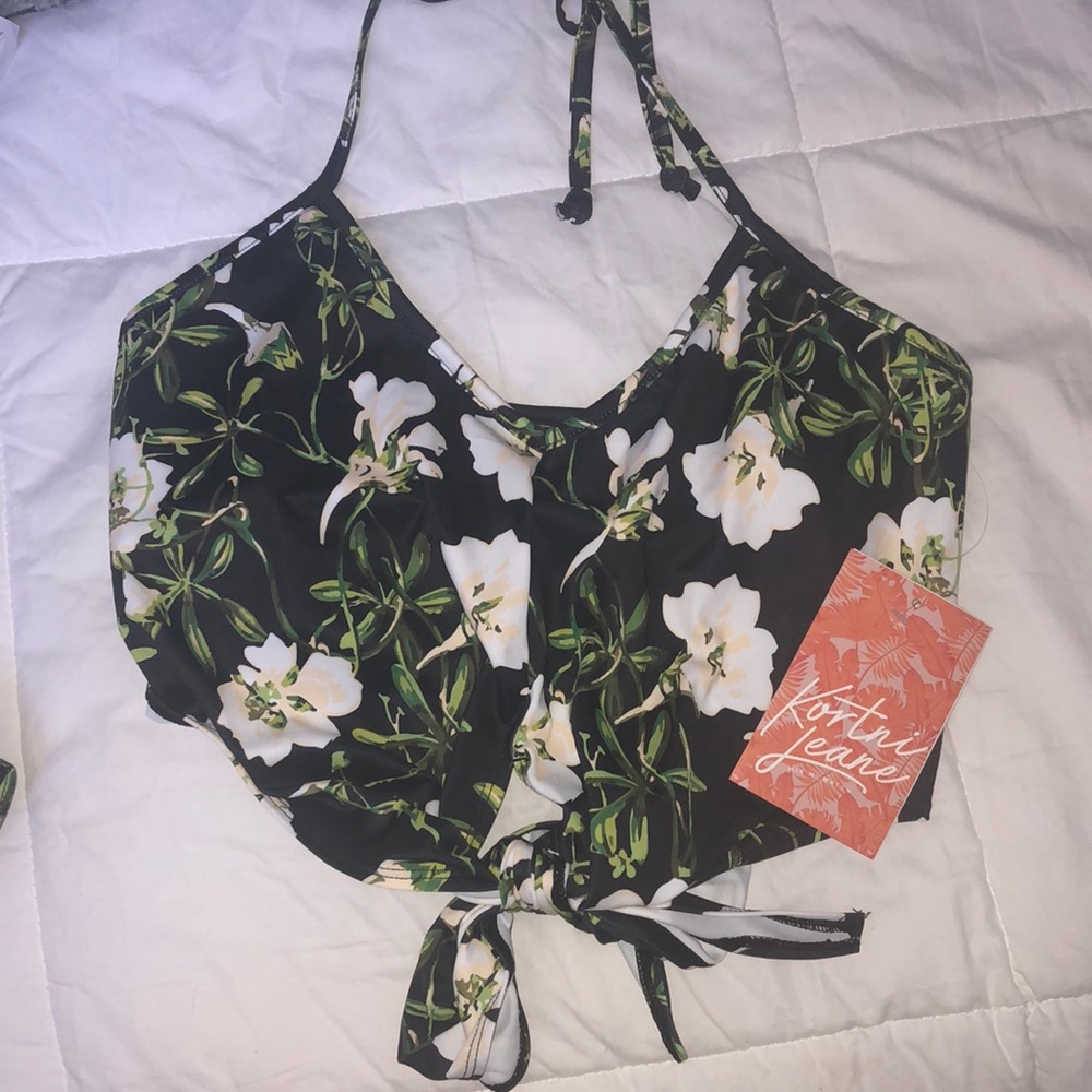 BNWT Kortni Jeane Tied Up Top!!! Print Sold out!